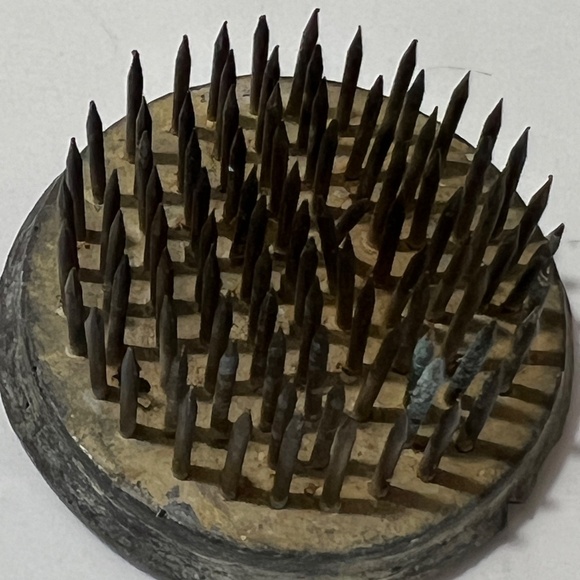 2 Vintage Frogs Flower Arranging Metal Spikes Small Lead - Picture 3 of 7